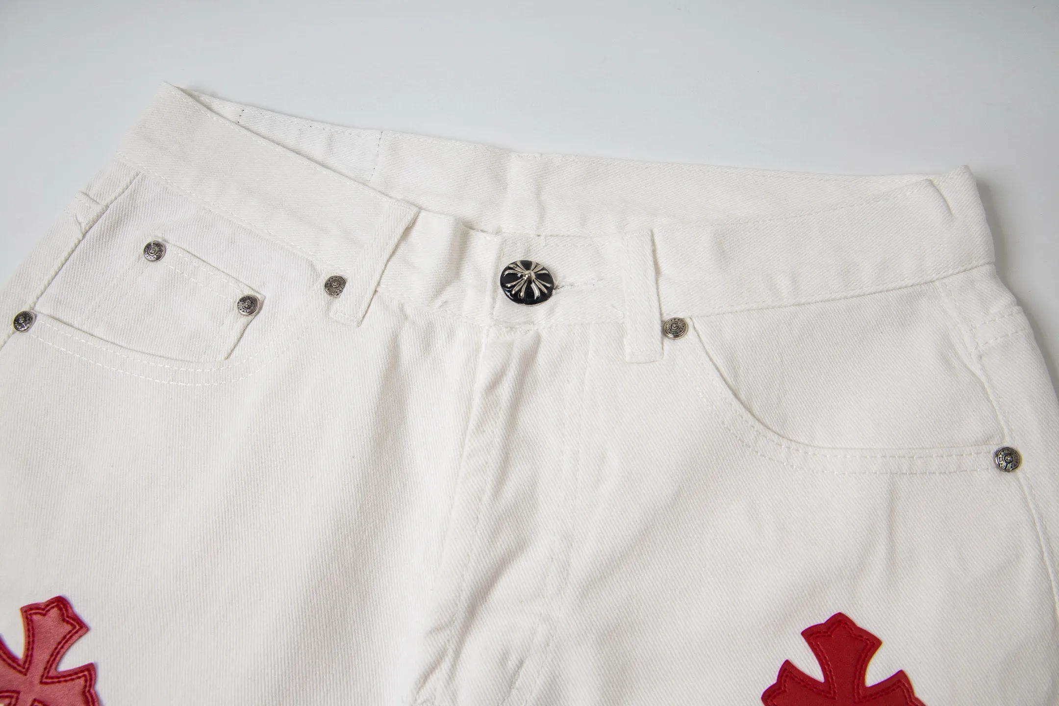 P230 💰 (Top version) Chrome Hearts/Chrome Hearts Classic white powder series colored leather cross washed color cloth unisex denim trousers Vibe style straight stacked god-level version Carbon fine bias denim color cloth Old vintage full set of hardware - Chrome Hearts white cow series The high version uses high-ounce customized fabrics, fermentation washing and soft color fixation, soft and thick to wear, the details are all made by hand-polished craftsmanship, all-over printed jacquard fabric Unique design style. Through multiple processes to create a full retro feel. Unique niche non-contrast shirt. Customized distressed spray-painted buttons. Craftsmanship in every detail. Color: white powder. Size: 28-30-32-34 (corresponding to S-M-L-XL)
